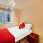 Oyo Cosy Apartment In London With Jacuzzi